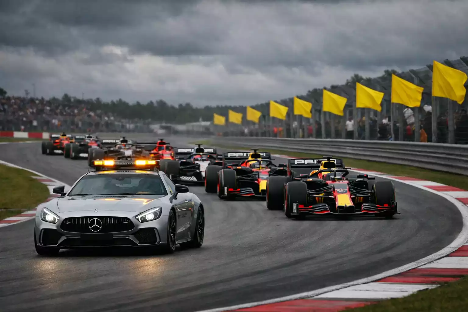 Safety Car führt das Formel 1 Feld an