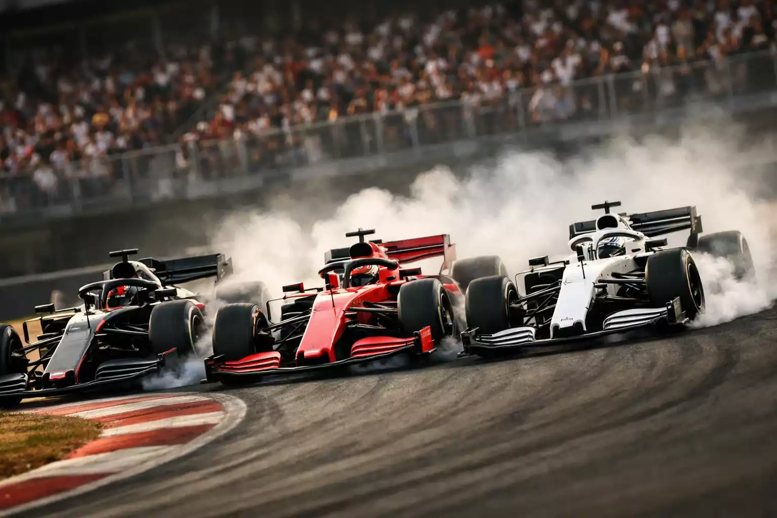 Formel 1 Rennaction mit mehreren Fahrzeugen in enger Kurve