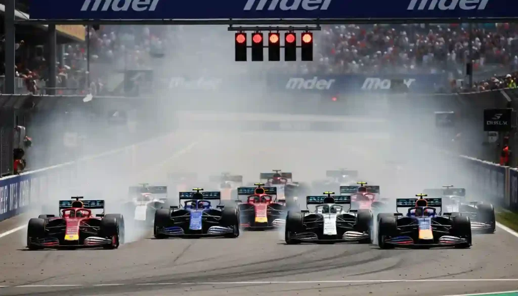 Formel-1-Rennwagen beim Sprint-Start mit allen Autos dicht beieinander