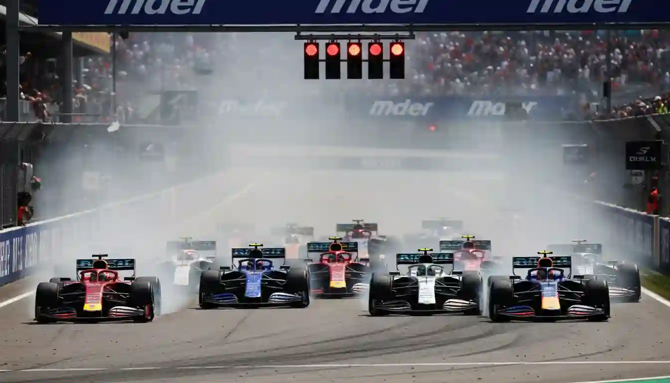 Formel-1-Rennwagen beim Sprint-Start mit allen Autos dicht beieinander