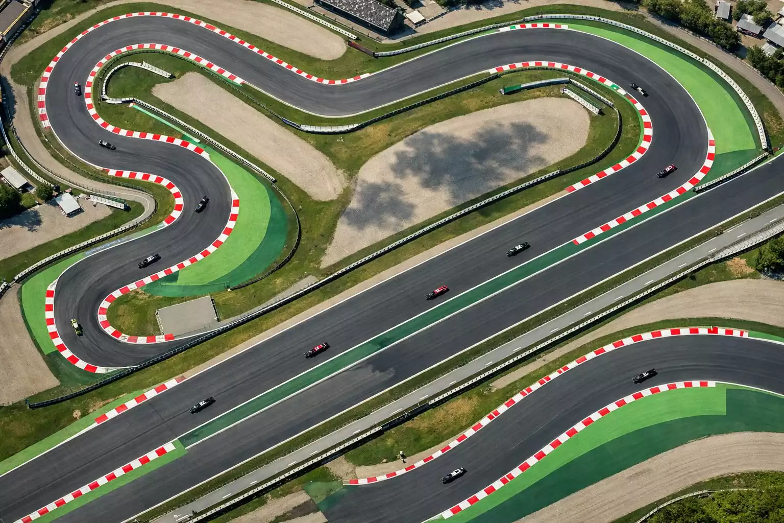 Luftaufnahme einer Formel 1 Rennstrecke mit Kurven